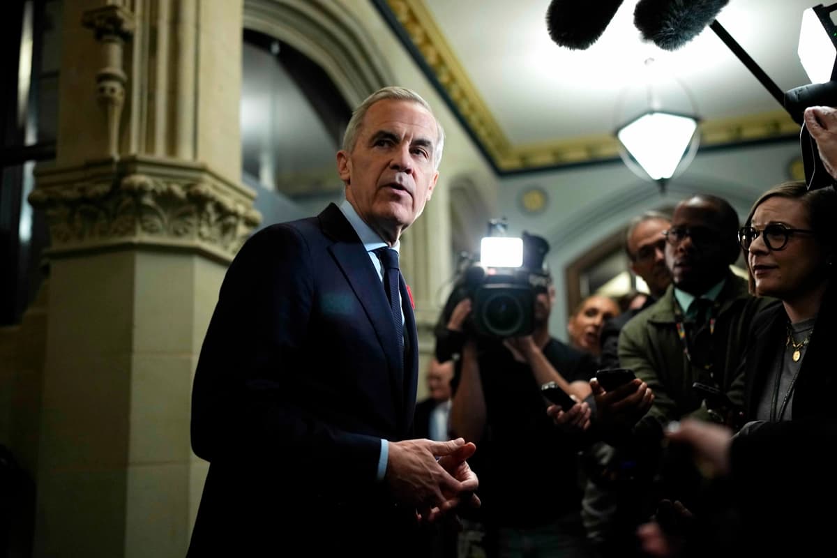 El primer ministro Mark Carney habla ante una reunión del grupo parlamentario liberal en la Colina del Parlamento en Ottawa, el 28 de octubre de 2026. (The Canadian Press/Justin Tang).