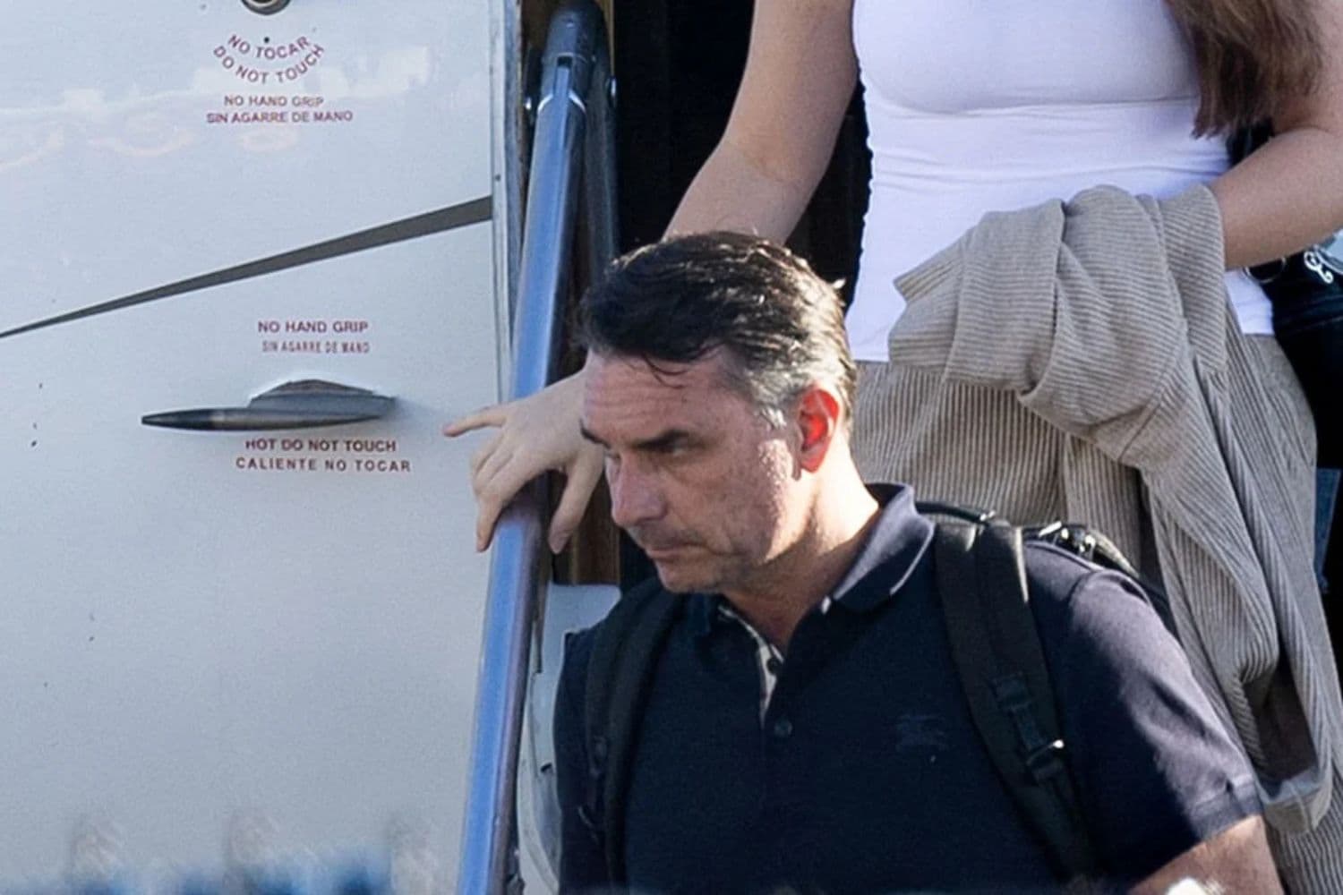 Flavio Bolsonaro baja de un avión tras llegar al Aeropuerto Ejecutivo de Opa Locka, en Miami, Florida, el 28 de octubre de 2026. (Ricardo ARDUENGO / AFP vía Getty Images)