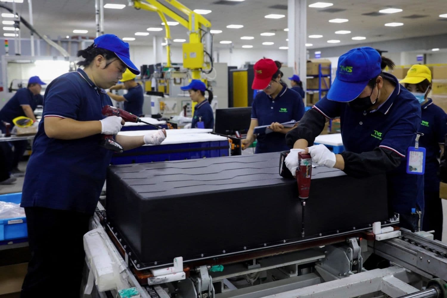 Trabajadores en una fábrica que produce baterías de litio para la exportación en Huaibei, China, el 11 de junio de 2024. (AFP vía Getty Images)