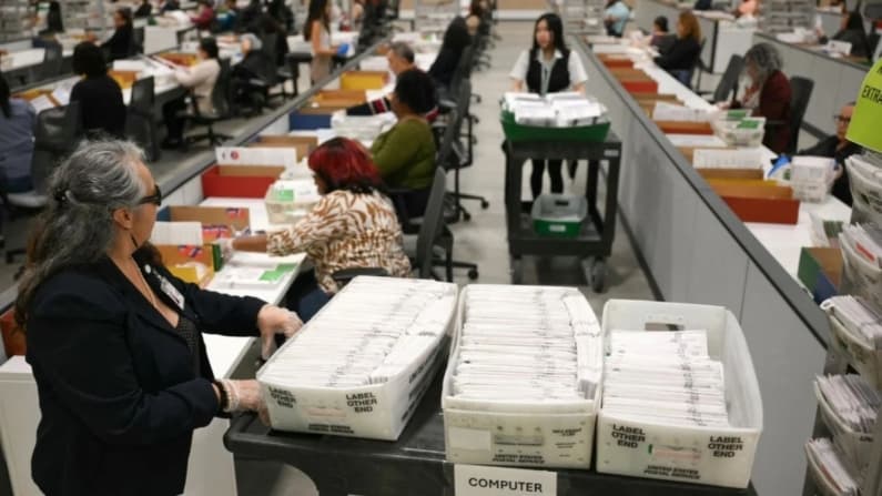 Juez federal niega solicitud del DOJ para aislar papeletas electorales impugnadas de California