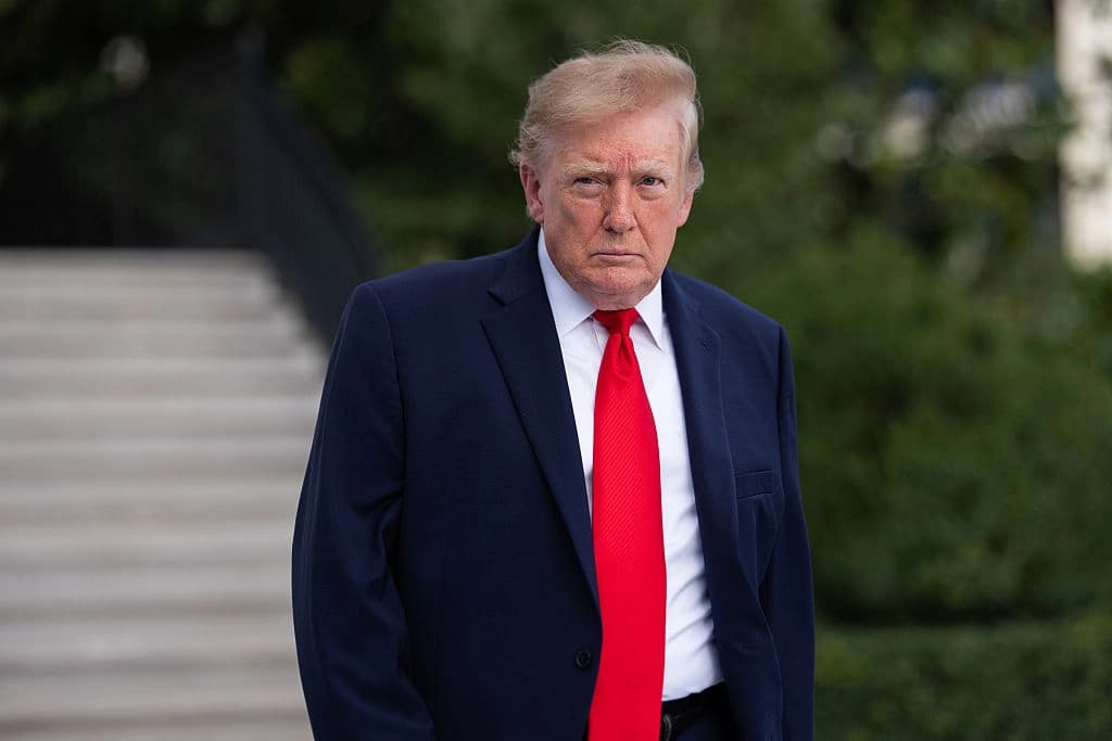 El presidente Donald Trump camina por el Jardín Sur al salir de la Casa Blanca el 12 de octubre de 2026. (Aaron Schwartz/Getty Images)