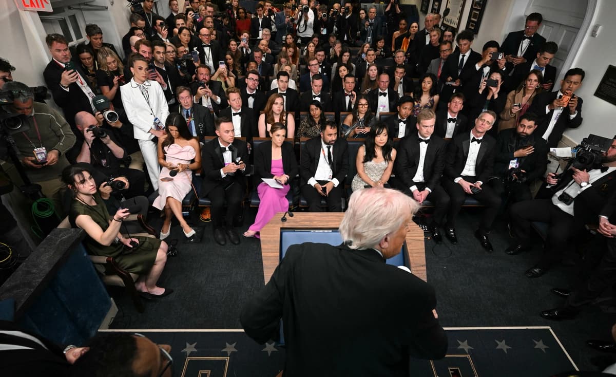 El presidente Donald Trump habla durante una rueda de prensa en la Casa Blanca poco después de un tiroteo ocurrido en la Cena de Corresponsales de la Casa Blanca, celebrada en Washington el 25 de abril de 2026. (Mandel Ngan/AFP vía Getty Images)