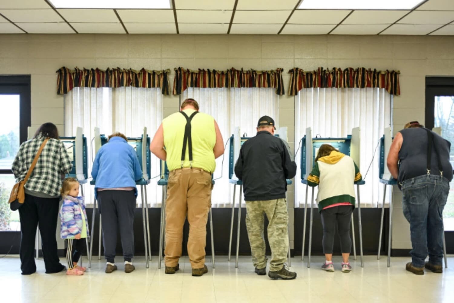 Personas votan en un centro de votación en el Ayuntamiento de Addison, en Allenton, Wisconsin, el día de las elecciones, el 5 de noviembre de 2024. (Alex Wroblewski/AFP vía Getty Images).