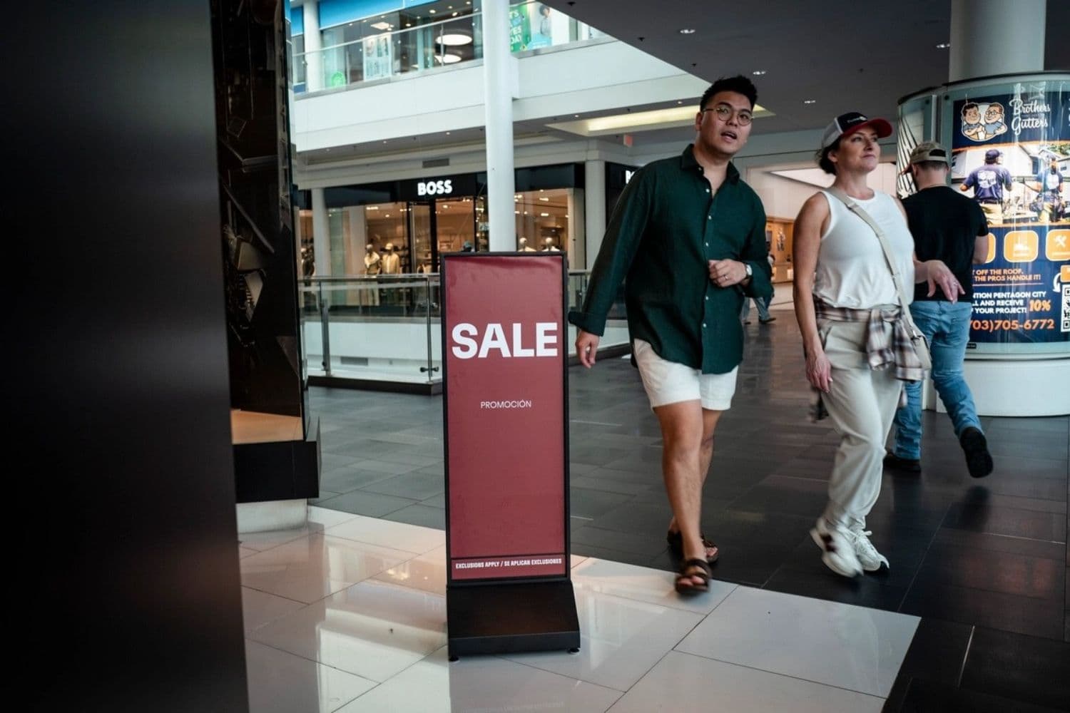 La gente hace compras en un centro comercial de Arlington, Virginia, el 10 de marzo de 2026. (Madalina Kilroy/The Epoch Times)