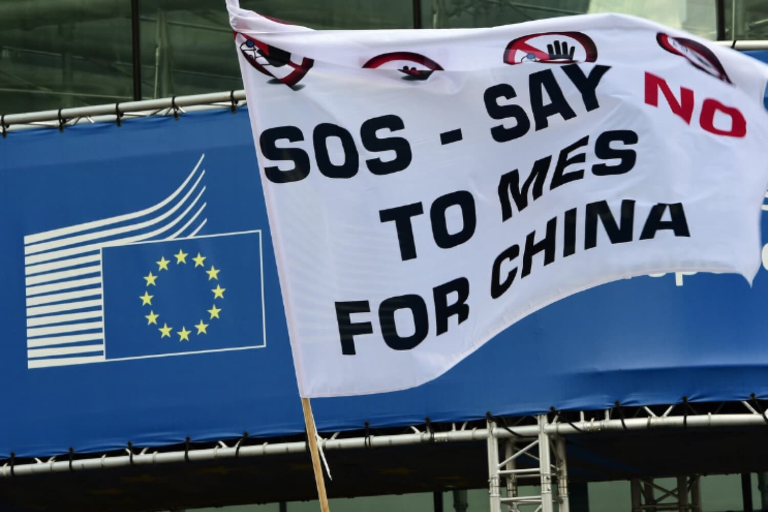 Trabajadores siderúrgicos protestan ante la Comisión Europea en Bruselas contra las importaciones chinas baratas, el 15 de febrero de 2016. (Emmanuel Dunand/AFP vía Getty Images).