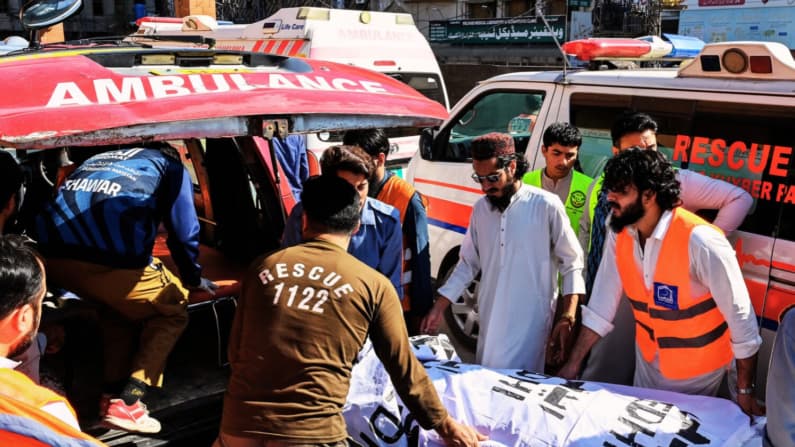 La explosión de una bombona de oxígeno en una ambulancia cobra al menos 10 vidas en Pakistán