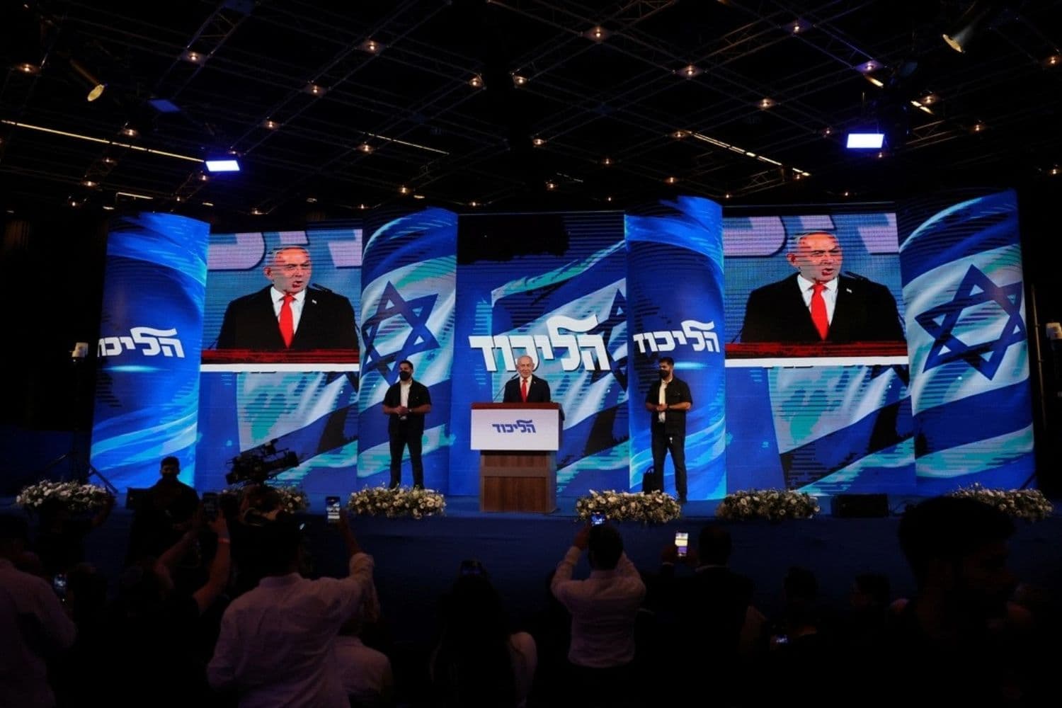El primer ministro israelí y líder del partido Likud, Benjamin Netanyahu, habla tras conocerse los resultados de las encuestas a pie de urna de las elecciones nacionales de Israel, en la sede electoral del Likud en Jerusalén, el 28 de octubre de 2026. (Ammar Awad /Reuters)