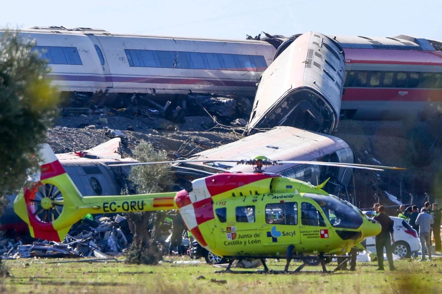 Dos trenes de alta velocidad, uno de Renfe y otro de Iryo, colisionaron a primera hora de este miércoles a la altura de la estación de Urda, Toledo. (EFE/Ismael Herrero)