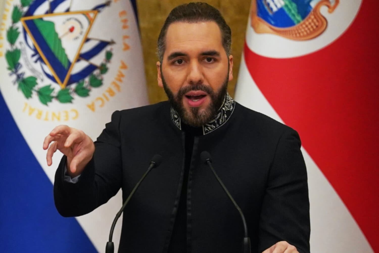 El presidente salvadoreño, Nayib Bukele, da una conferencia de prensa en el palacio presidencial de San Salvador, El Salvador, el 16 de octubre de 2026. (Salvador Meléndez/AP Photo).