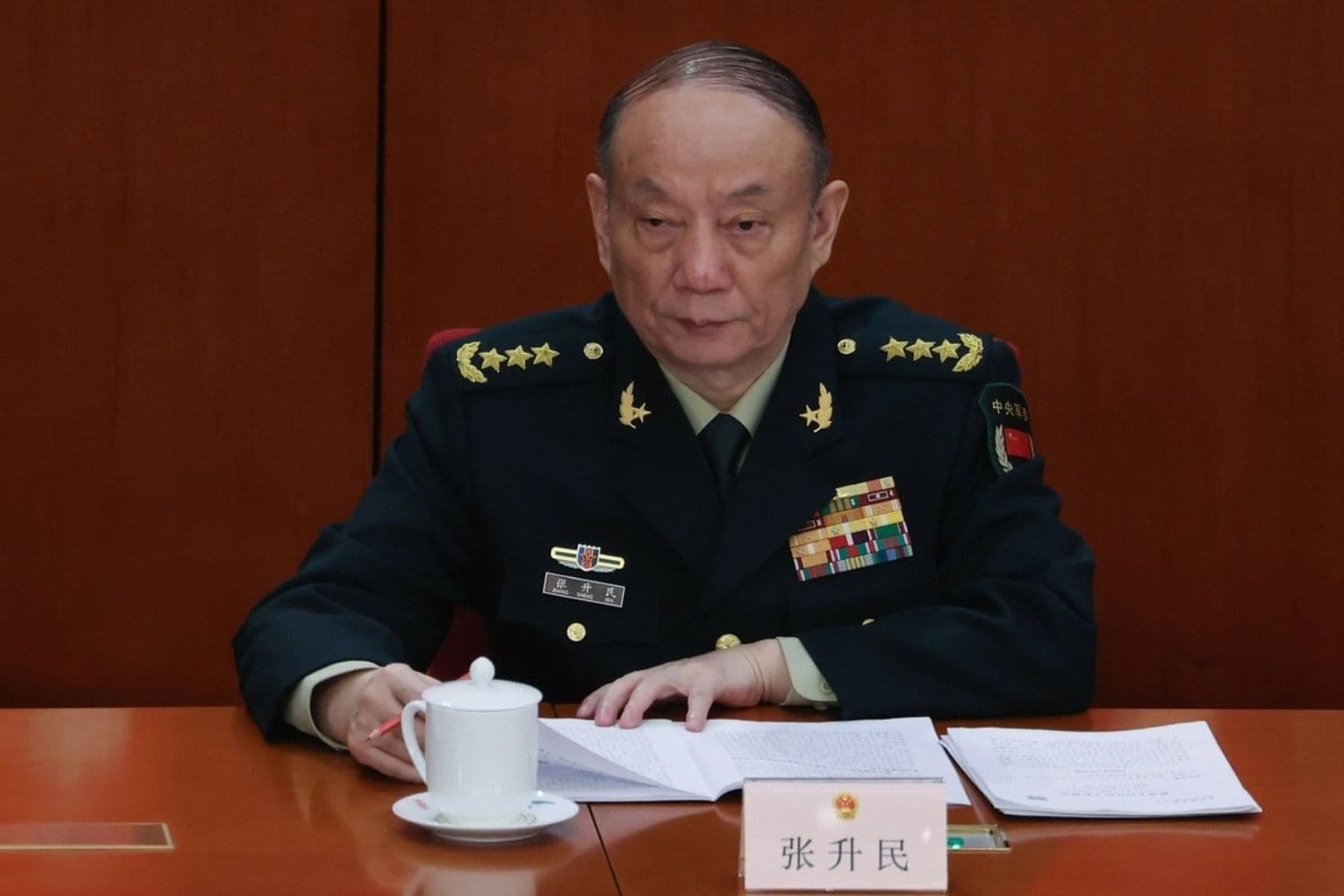 El vicepresidente de la Comisión Militar Central de China, Zhang Shengmin, asiste a una sesión plenaria de la Asamblea Popular Nacional de China (APN) en el Gran Salón del Pueblo en Beijing el 9 de marzo de 2026. (Lintao Zhang/Getty Images)