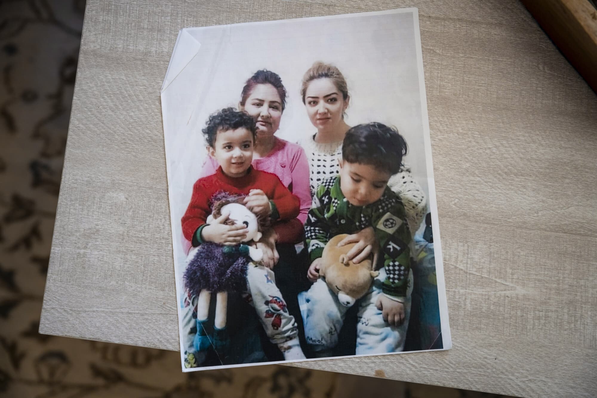 Una fotografía de Mihrigul Tursun (segunda por la derecha) con su madre y sus hijos se exhibe en la casa de Mihrigul Tursun en Arlington, Virginia, el 30 de mayo de 2026. (Madalina Kilroy/The Epoch Times).