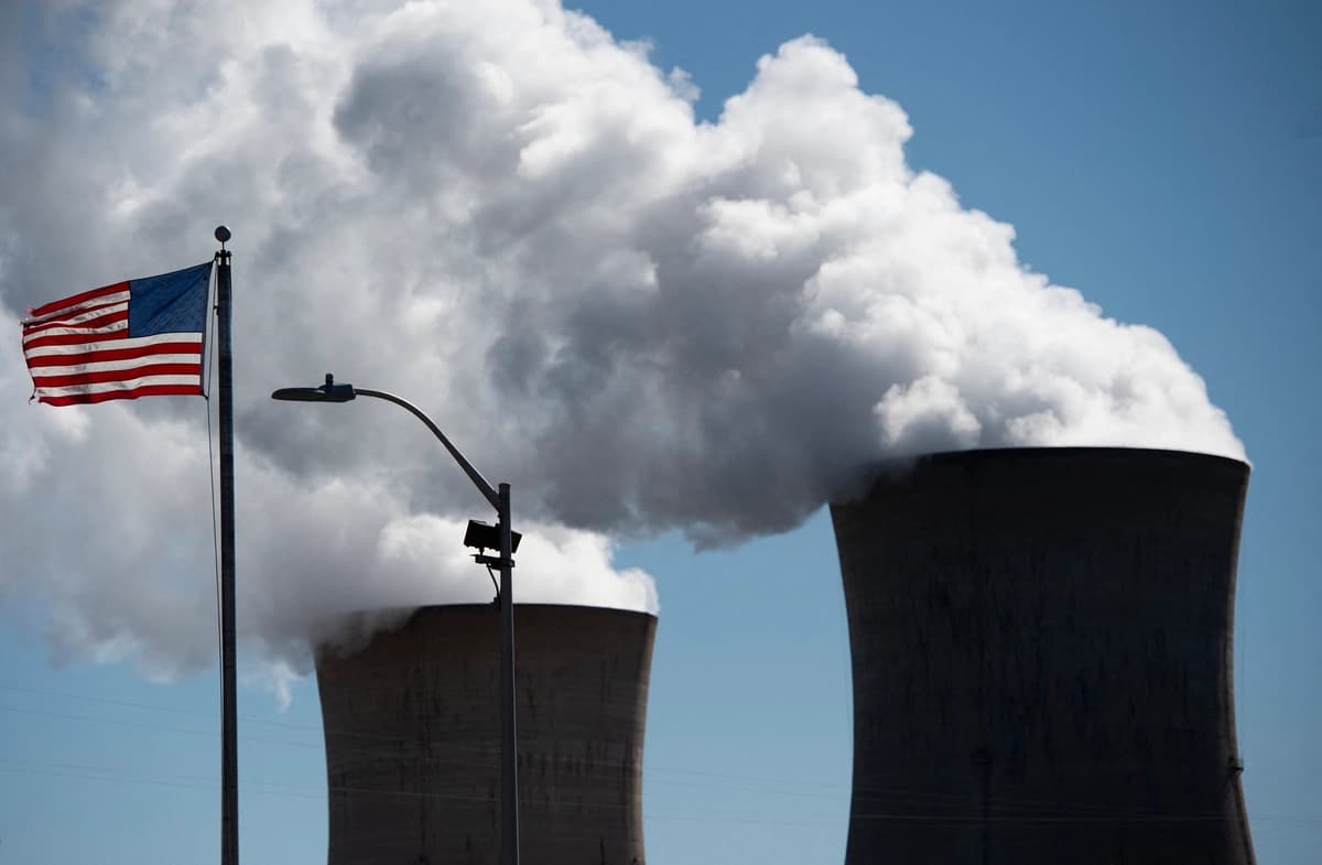 En una fotografía de archivo, se observa vapor saliendo de las torres de una central nuclear. (Andrew Caballero-Reynolds/AFP vía Getty Images).