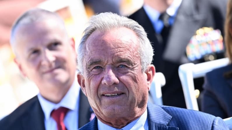 RFK Jr. levanta prohibición a inyecciones de péptidos no oficiales