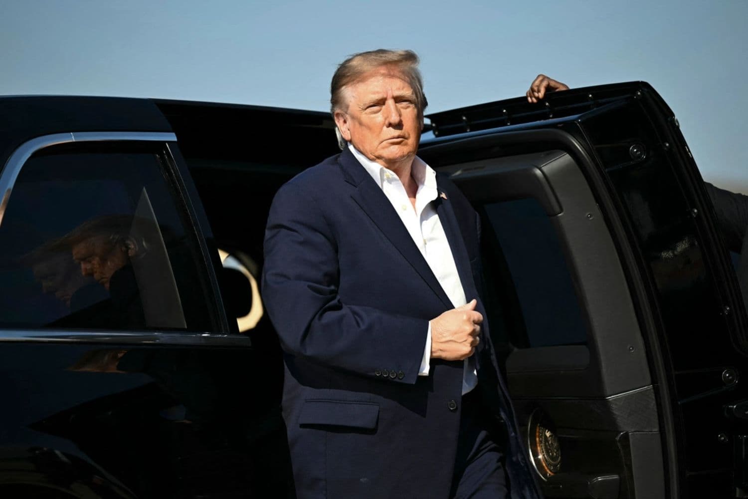 El presidente Donald Trump sale de la limusina presidencial conocida como "La Bestia" para hablar con los miembros de la prensa antes de abordar el Air Force One en la Base Conjunta Andrews, Maryland, el 27 de octubre de 2026. (Kent NISHIMURA / AFP vía Getty Images)
