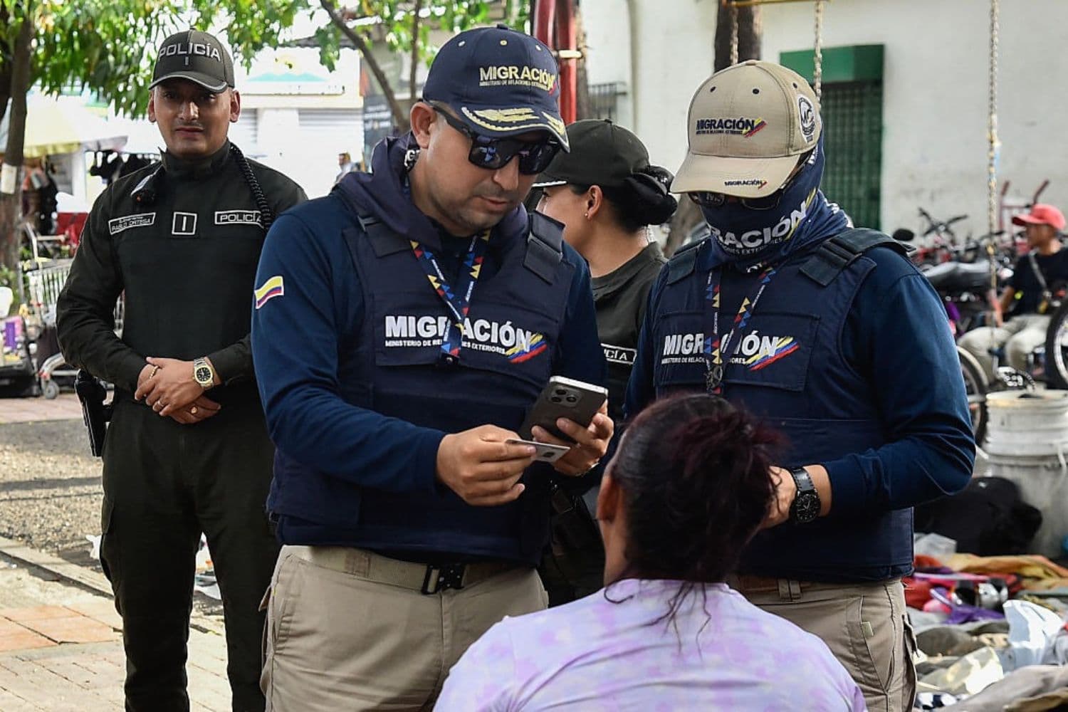 Un agente de inmigración comprueba los documentos de una persona durante una operación de inmigración en Cúcuta, en el departamento de Norte de Santander, Colombia, el 16 de septiembre de 2026. (Schneyder Mendoza / AFP vía Getty Images)