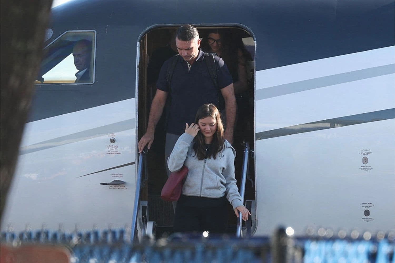 Flávio Bolsonaro baja de un avión tras llegar al Aeropuerto Ejecutivo de Opa Locka, en Miami, Florida, el 28 de octubre de 2026. El candidato presidencial de derecha derrotado en Brasil, Flávio Bolsonaro, bajó de un avión privado en Florida a pesar de una orden judicial que le prohibía salir del país. (Ricardo Arduengo/AFP vía Getty Images)