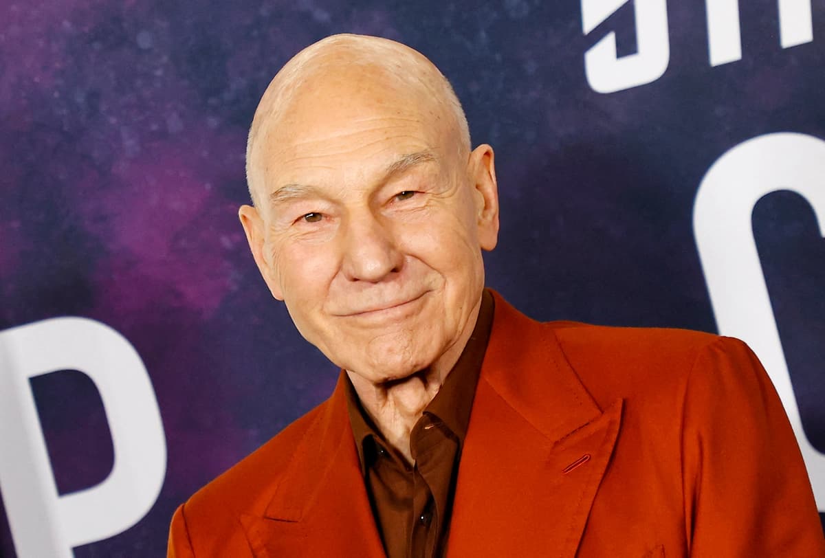 El actor inglés Sir Patrick Stewart en el estreno en Los Ángeles de la última temporada de "Star Trek: Picard" en el TCL Chinese Theater de Hollywood, California, el 9 de febrero de 2023. (Michael Tran / AFP vía Getty Images).