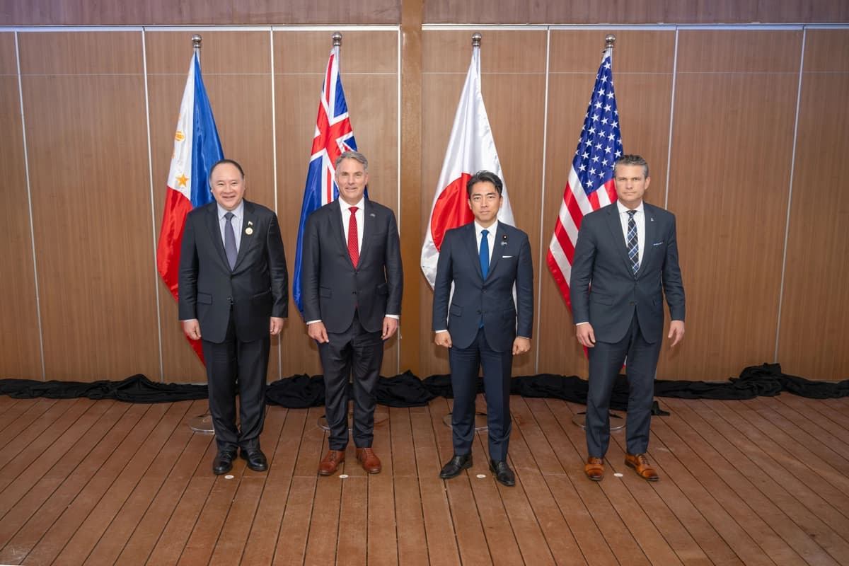 (De izquierda a derecha) El secretario de Defensa de Filipinas, Gilberto Teodoro, el ministro de Defensa de Australia, Richard Marles, el ministro de Defensa de Japón, Shinjiro Koizumi, y el secretario de Guerra de Estados Unidos, Pete Hegseth, posan para una foto durante una reunión de defensa entre cuatro países en el marco de la Reunión de Ministros de Defensa de la ASEAN-Plus en Cebú, Filipinas, el 28 de octubre de 2026. (Cortesía del Departamento de Guerra de Estados Unidos).