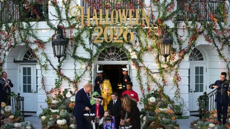Los Trump celebran hallowen repartiendo dulces en la Casa Blanca y el sobrevuelo de Fuerza Aérea