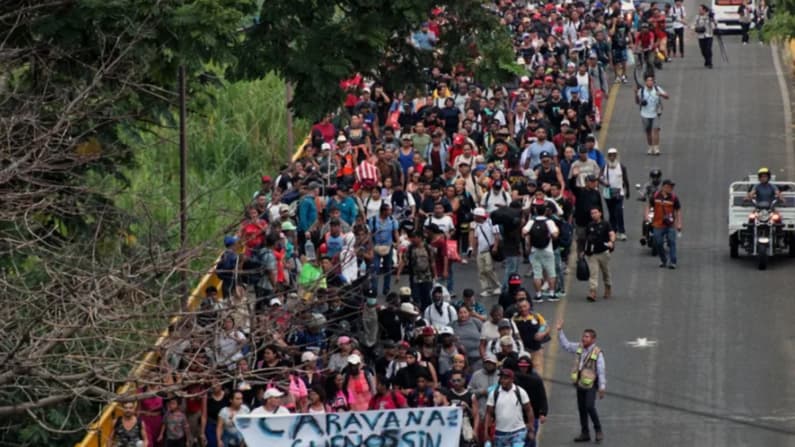 EE.UU. sanciona a organizadores de caravana de migrantes hacia su frontera