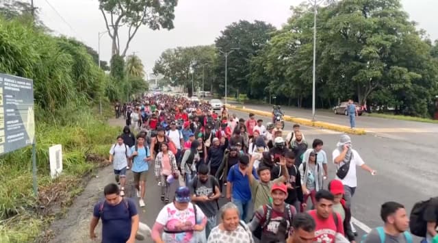 Migrantes hondureños caminan en una caravana por el sur de México, en Tapachula, Chiapas, el 20 de octubre de 2026. (Reuters/Captura de pantalla vía The Epoch Times)