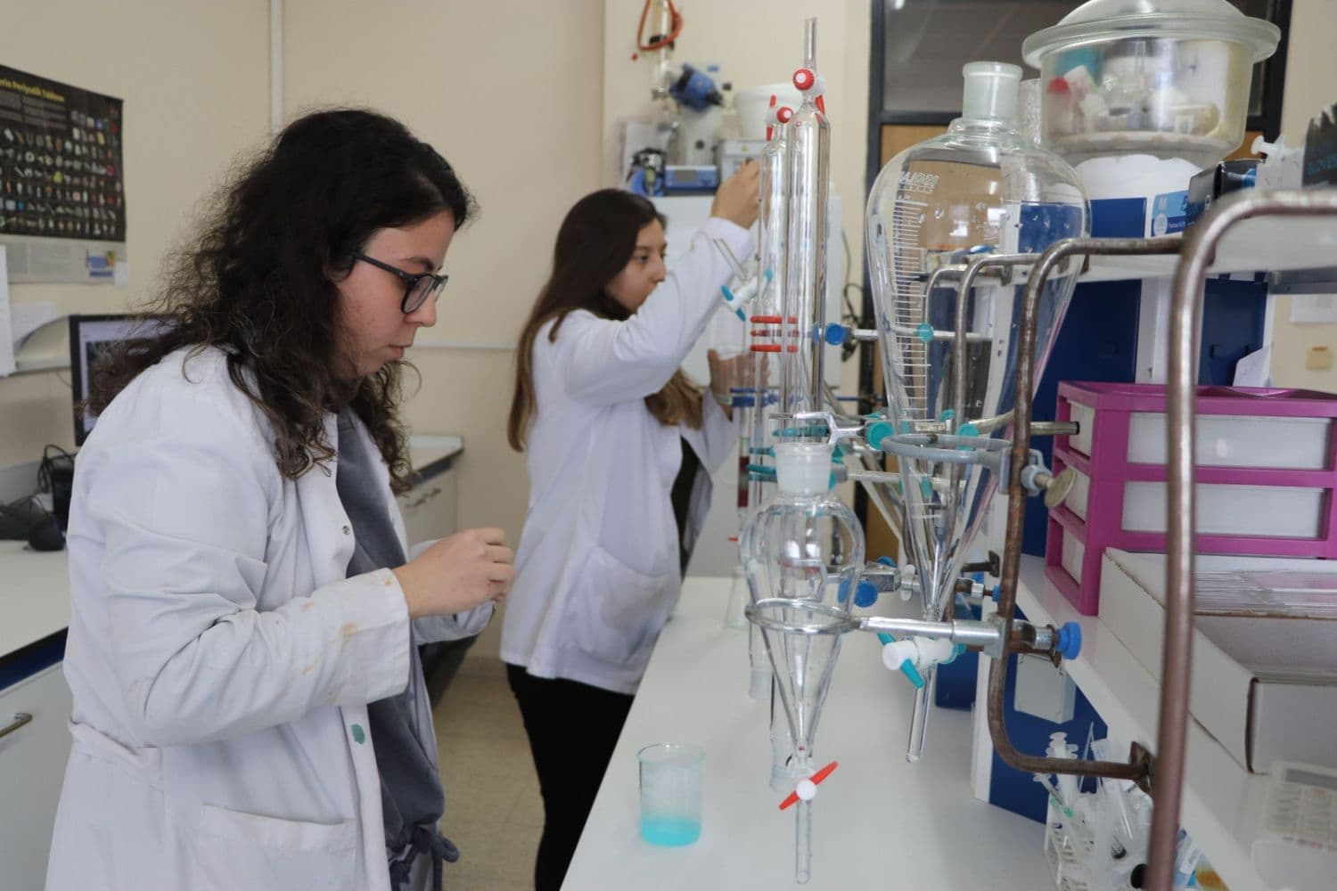 Científicos en un laboratorio de química realizando experimentos con precisión.(Mehmet BALCI/Pexels)