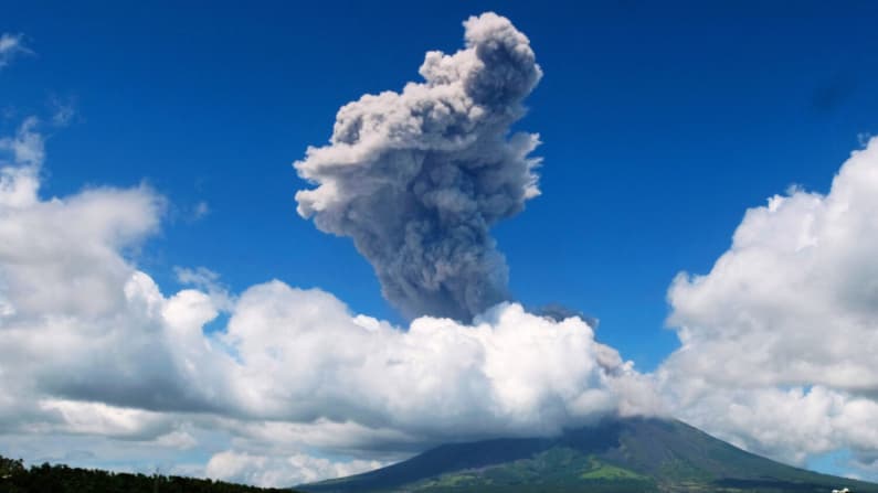 El volcán Mayón entra en erupción y activa la evacuación de más de mil familias en Filipinas