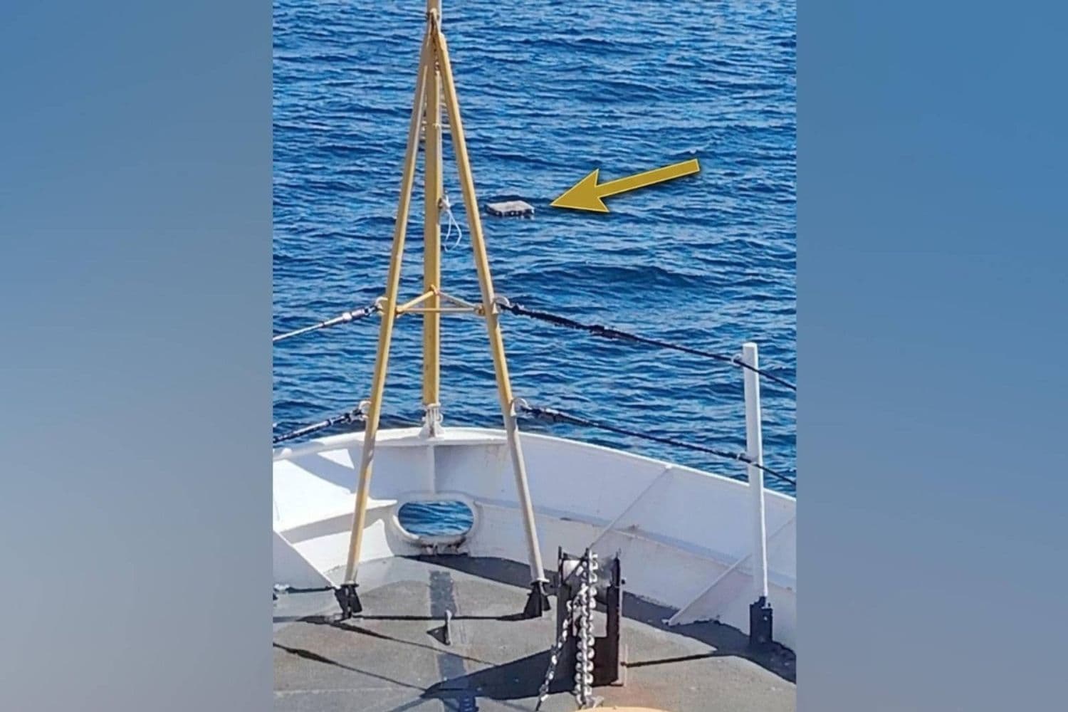 La Guardia Costera de Costa Rica rastreó una embarcación rápida sospechosa en el Pacífico oriental, cerca de Costa Rica, y posteriormente localizó paquetes flotando en el agua que contenían narcóticos. (Cortesía de la JIATFS)