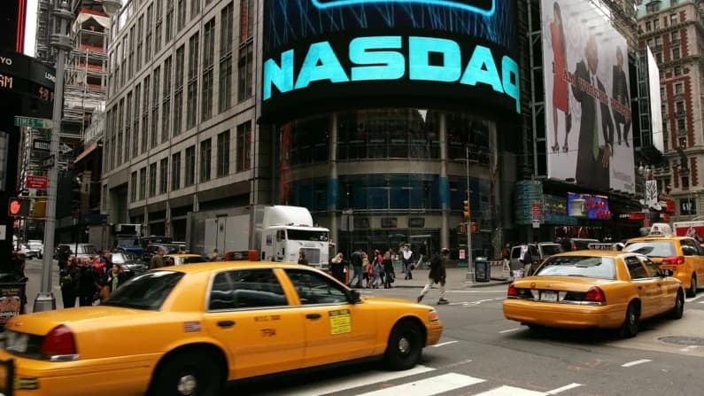 El Nasdaq cae más del 2 % debido a que los resultados de Amazon e Intel perjudicaron los mercados