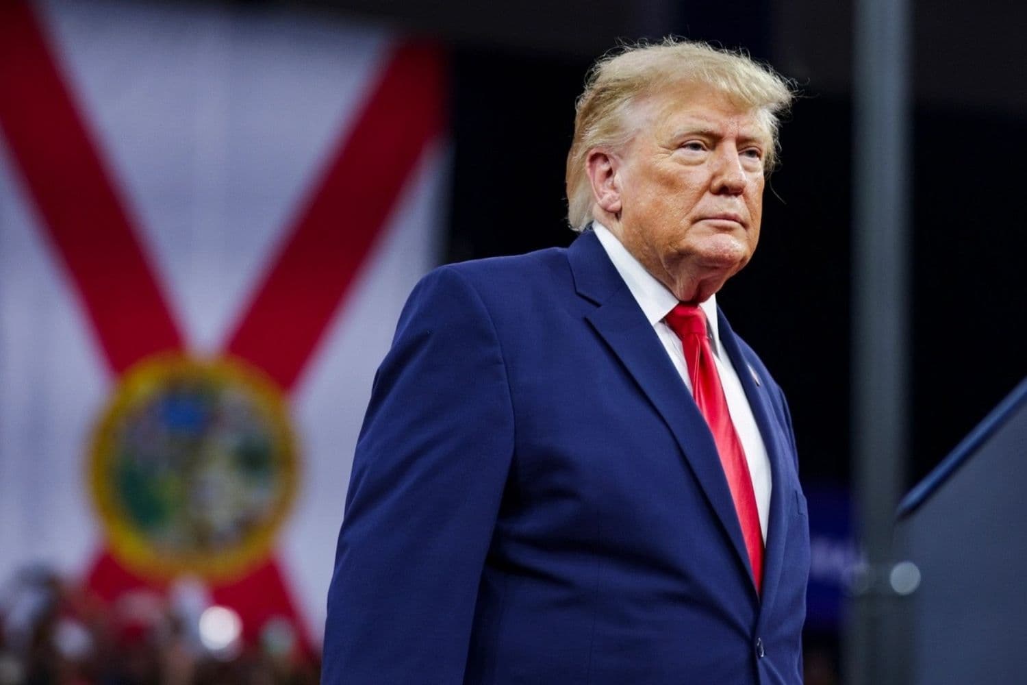 El presidente Donald Trump llega a un mitin electoral en el Alico Arena, en el campus de la Universidad de la Costa del Golfo de Florida, en Fort Myers, Florida, el 23 de octubre de 2026. (Alex Wong/Getty Images)