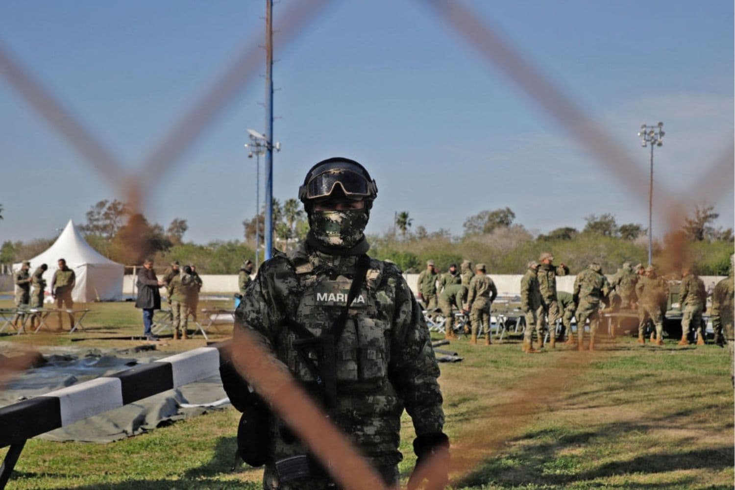 Un miembro de la Armada mexicana monta guardia mientras comienzan a construir un refugio temporal en la frontera, en Matamoros, en el estado de Tamaulipas, México, el 22 de enero de 2025, ante las deportaciones prometidas por el presidente de Estados Unidos, Donald Trump. (QUETZALLI BLANCO/AFP vía Getty Images)