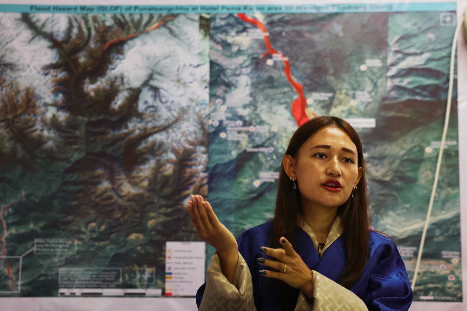Esta fotografía, tomada el 31 de agosto de 2026, muestra a la ingeniera junior Dechen Peldon hablando durante una entrevista con la AFP en la instalación de alerta de emergencia ante inundaciones por desbordamiento de lagos glaciares (GLOF) situada en la región de Wangdue Phodrang, en Bután. El colapso glaciar que provocó inundaciones mortales en la frontera entre Nepal y el Tíbet a finales del mes pasado es un claro recordatorio de los peligros a los que se enfrenta Bután, que cuenta con más de 600 glaciares enclavados en las cordilleras del norte del país. (Niharika KULKARNI / AFP vía Getty Images)