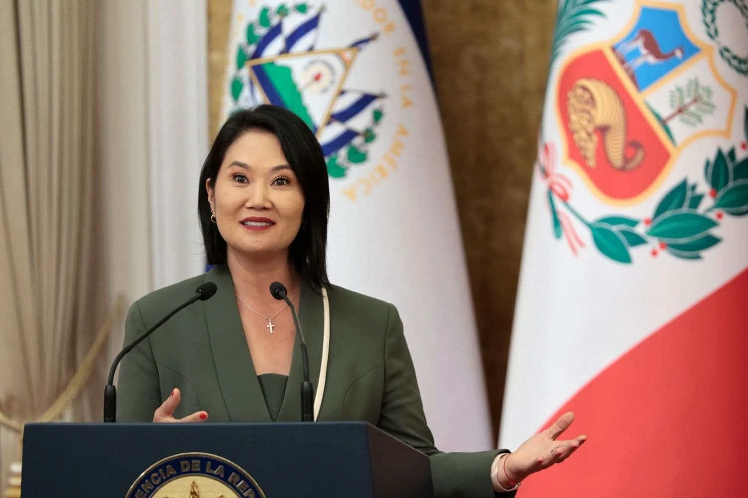 La presidenta de Perú, Keiko Fujimori, habla durante una rueda de prensa luego de su reunión con su homólogo de El Salvador, Nayib Bukele, este jueves en la Casa Presidencial, en San Salvador, El Salvador. (EFE/ Rodrigo Sura)
