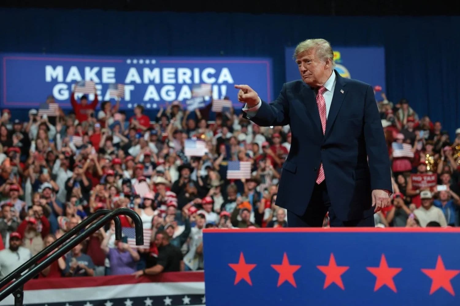 El presidente estadounidense Donald Trump saluda a sus seguidores durante un mitin de campaña en el Heartland Credit Union Arena en Park City, Kansas, el 19 de octubre de 2026. (Anna Moneymaker/Getty Images)