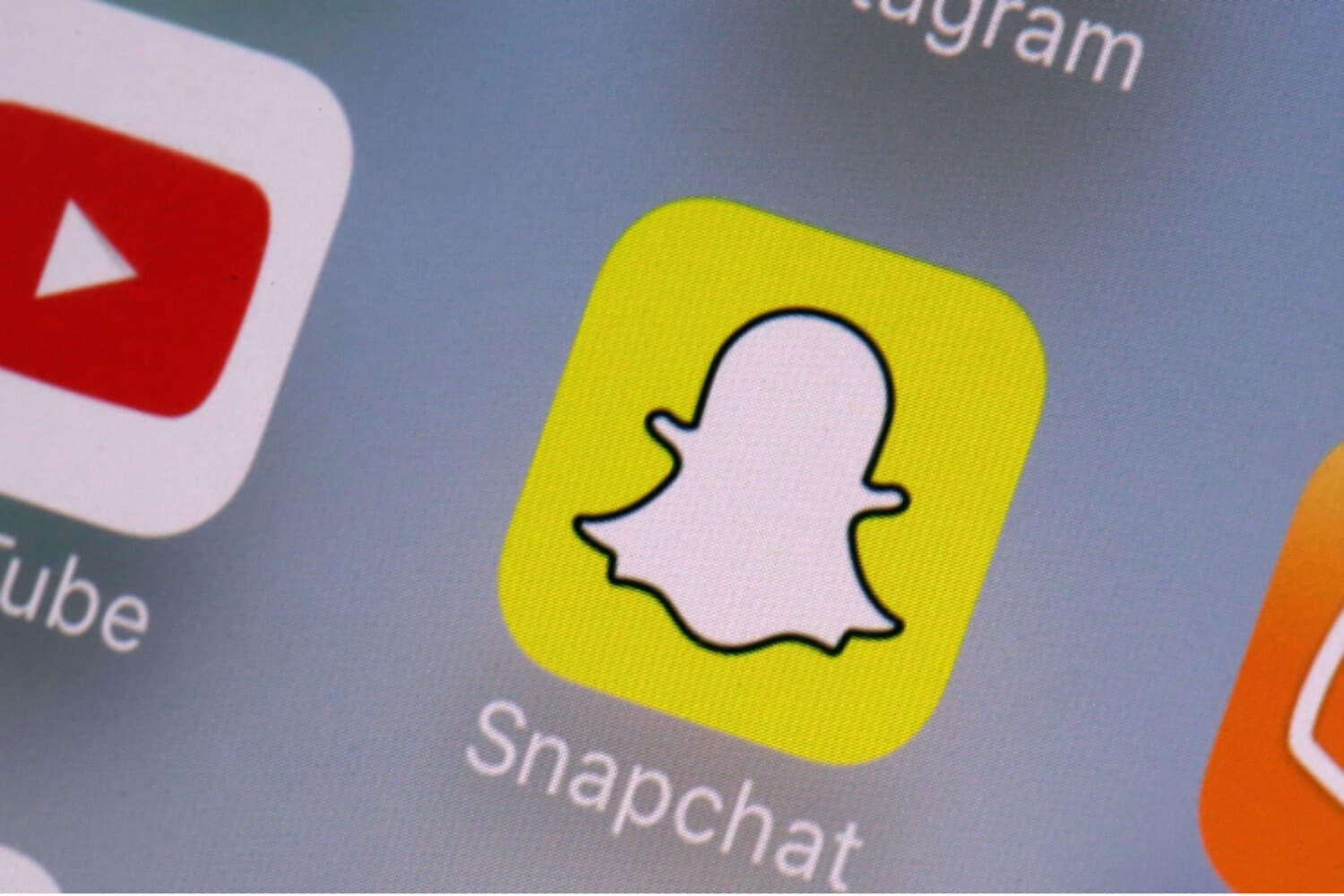 Las aplicaciones de YouTube y Snapchat en un dispositivo móvil, en Nueva York, el 9 de agosto de 2017. /Richard Drew/AP).